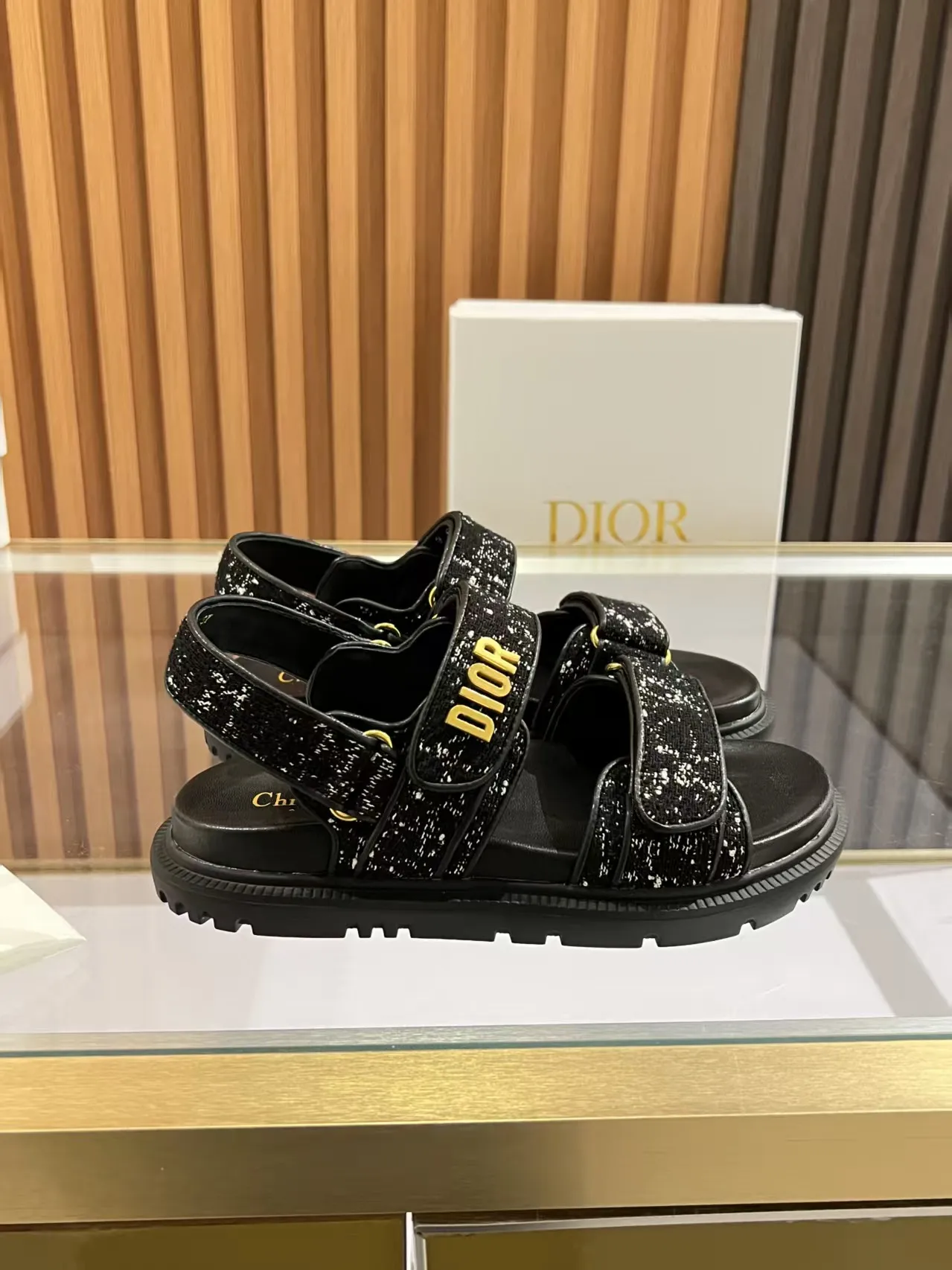 👟👟Ex-factory price 480👟👟 Dior classic popular sandals Step into the fashion territory of Dior slippers and encounter the ultimate fusion of elegance and comfort. The upper is engraved with the Christian Dior Paris logo using exquisite embroidery technology. The delicate stitching tells the brand's profound heritage and is fully recognizable.   Made of high-quality materials, it feels soft and fits your feet, as if it is a gentle care tailor-made for your feet. The sole is carefully designed and engraved with Christian Dior's lucky star symbol. It is not only a beautiful embellishment, but also provides reliable grip, making every step steady and secure.   It has a simple design and is easy to put on and take off. Whether it is a lazy weekend or a pleasant vacation, it can be easily adapted. Whether paired with casual shorts, casual jeans, or an elegant dress, Dior slippers can instantly enhance the overall style and show a casual fashion attitude.   Dior slippers, in the name of fashion, inject luxurious charm into your life and accompany you with every step you take with confidence and elegance. Material: Fine genuine cowhide upper, outsole, TPR, non-slip and wear-resistant, code number: 35-41 (42 customized)